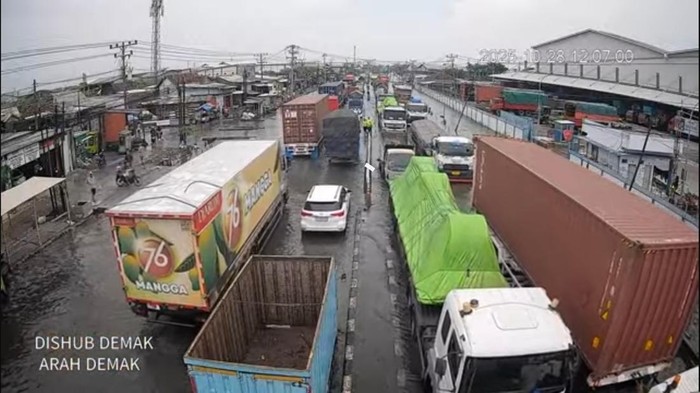 Banjir Demak Kondisi banjir dan arus lalu lintas di Jalur Pantura Semarang-Demak, Selasa (28/10/2025) siang.