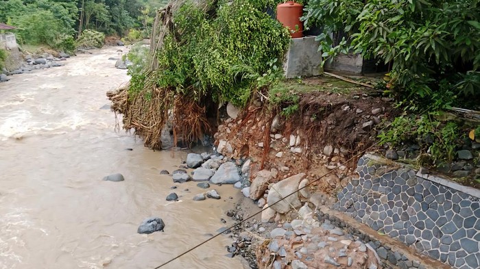 Banjir di kawasan Geyser Cipanas Cisolok Sukabumi. Banjir di kawasan Geyser Cipanas Cisolok Sukabumi.