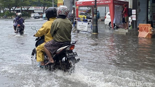 Banjir di kawasan Museum Kota Lama, Kecamatan Semarang Tengah, Kota Semarang, Selasa (28/10/2025). Banjir di kawasan Museum Kota Lama, Kecamatan Semarang Tengah, Kota Semarang, Selasa (28/10/2025).
