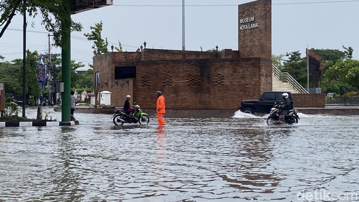 Banjir di kawasan Museum Kota Lama, Kecamatan Semarang Tengah, Kota Semarang, Selasa (28/10/2025). Banjir di kawasan Museum Kota Lama, Kecamatan Semarang Tengah, Kota Semarang, Selasa (28/10/2025).