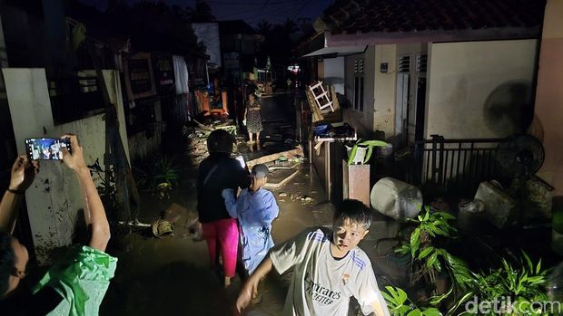 Banjir di Kecamatan Cisolok, Kabupaten Sukabumi Banjir di Kecamatan Cisolok, Kabupaten Sukabumi