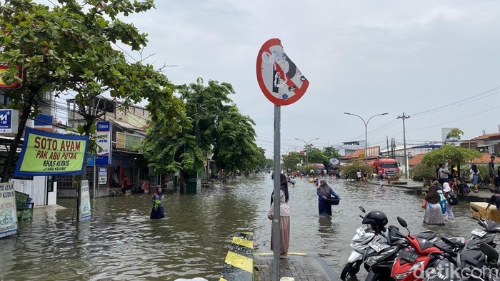 Banjir Semarang Kondisi banjir di Jalan Kaligawe Raya, Kelurahan Karangkimpul, Kecamatan Gayamsari, Kota Semarang, Selasa (28/10/2025).