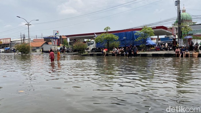 Banjir Semarang Kondisi banjir di Jalan Kaligawe Raya, Kelurahan Karangkimpul, Kecamatan Gayamsari, Kota Semarang, Selasa (28/10/2025).