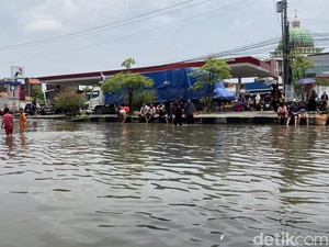 Banjir Pantura Semarang Nyaris Semeter, Banyak Truk Mogok Bikin Macet