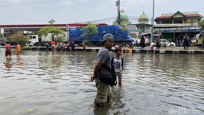 Banjir Semarang Kondisi banjir di Jalan Kaligawe Raya, Kelurahan Karangkimpul, Kecamatan Gayamsari, Kota Semarang, Selasa (28/10/2025).