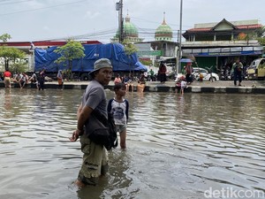 Mereka yang Panen Cuan Saat Banjir di Kaligawe Semarang