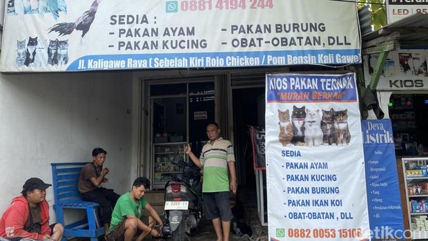 Banjir Semarang Bengkel milik Faizal (25) di Jalan Kaligawe Raya, Kelurahan Karangkimpul, Kecamatan Gayamsari, Kota Semarang, Selasa (28/10/2025).