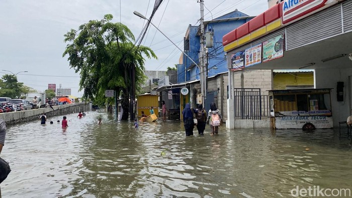 Banjir yang terjadi di Kelurahan Tambakrejo, Kecamatan Gayamsari, Kota Semarang, Selasa (28/10/2025).