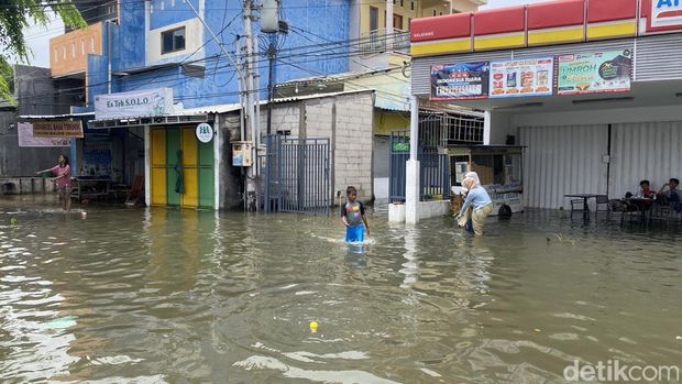 Banjir yang terjadi di Kelurahan Tambakrejo, Kecamatan Gayamsari, Kota Semarang, Selasa (28/10/2025).