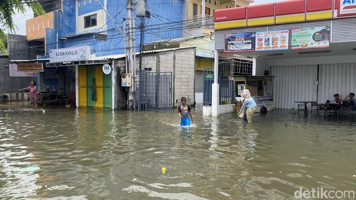 Banjir Semarang Banjir yang terjadi di Kelurahan Tambakrejo, Kecamatan Gayamsari, Kota Semarang, Selasa (28/10/2025).