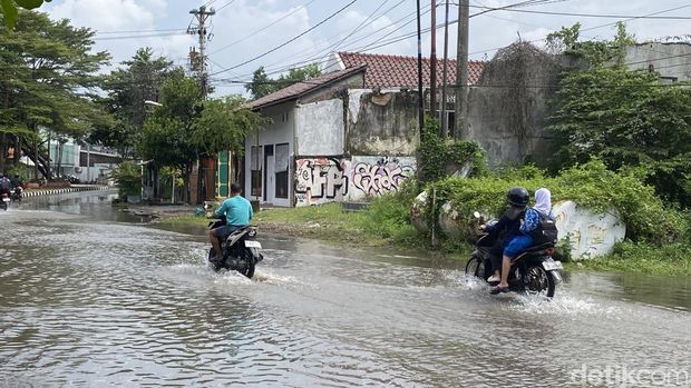 Banjir Semarang Banjir yang terjadi di Kelurahan Tambakrejo, Kecamatan Gayamsari, Kota Semarang, Selasa (28/10/2025).