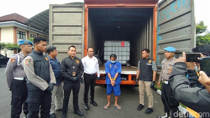 Barang bukti dan tersangka penyalahgunaan solar subsidi yang diamankan Reskrim Polres Temanggung, Selasa (28/10/2025). Barang bukti dan tersangka penyalahgunaan solar subsidi yang diamankan Reskrim Polres Temanggung, Selasa (28/10/2025).