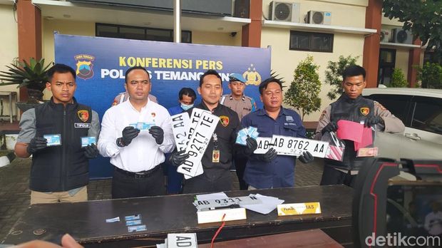 Barang bukti dan tersangka penyalahgunaan solar subsidi yang diamankan Reskrim Polres Temanggung, Selasa (28/10/2025). Barang bukti dan tersangka penyalahgunaan solar subsidi yang diamankan Reskrim Polres Temanggung, Selasa (28/10/2025).