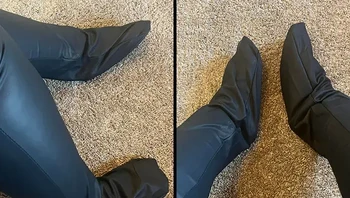 Sepatu latex yang mirip sleeping bag. Foto: SweetHeatFeet via Bored Panda
