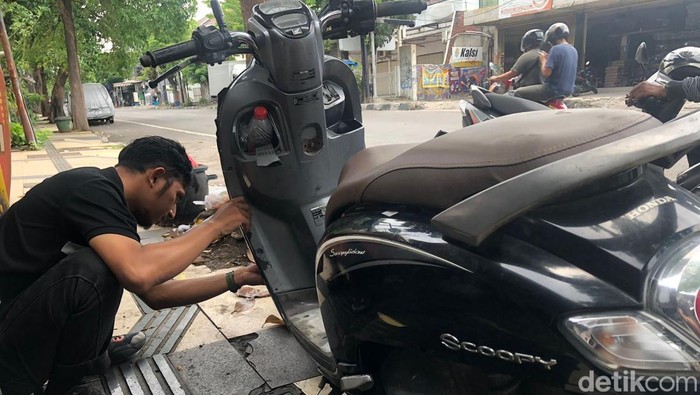 Bengkel di Gresik kebanjiran pelanggan yang motornya brebet usai isi Pertalite