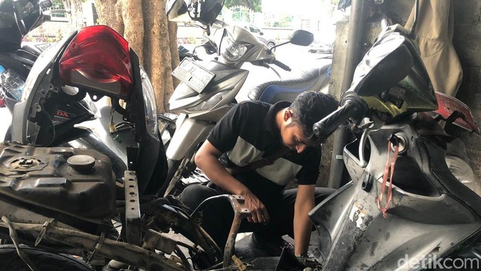 Bengkel di Gresik kebanjiran pelanggan yang motornya brebet usai isi Pertalite Bengkel di Gresik kebanjiran pelanggan yang motornya brebet usai isi Pertalite