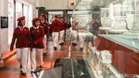 Kegiatan belajar para siswa dari berbagai sekolah di Jakarta terasa berbeda pada Selasa (28/10/2025). Setibanya di dalam gedung bergaya kolonial yang megah itu, para siswa disambut nuansa sejarah yang kuat. Kegiatan belajar para siswa dari berbagai sekolah di Jakarta terasa berbeda pada Selasa (28/10/2025). Setibanya di dalam gedung bergaya kolonial yang megah itu, para siswa disambut nuansa sejarah yang kuat.
