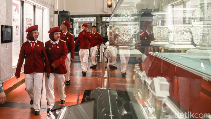 Bermain Sambil Belajar, Siswa Nikmati Wisata Edukatif di Museum BI Kegiatan belajar para siswa dari berbagai sekolah di Jakarta terasa berbeda pada Selasa (28/10/2025). Mereka diajak keluar kelas untuk mengikuti kunjungan edukatif ke Museum Bank Indonesia (BI) di kawasan Kota Tua, Jakarta Barat. Sejak pagi, para pelajar tampak antusias berbaris rapi di halaman museum sambil mendengarkan arahan dari guru pendamping dan pemandu wisata.