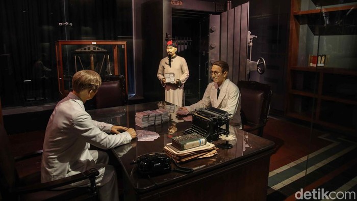 Bermain Sambil Belajar, Siswa Nikmati Wisata Edukatif di Museum BI Kegiatan belajar para siswa dari berbagai sekolah di Jakarta terasa berbeda pada Selasa (28/10/2025). Mereka diajak keluar kelas untuk mengikuti kunjungan edukatif ke Museum Bank Indonesia (BI) di kawasan Kota Tua, Jakarta Barat. Sejak pagi, para pelajar tampak antusias berbaris rapi di halaman museum sambil mendengarkan arahan dari guru pendamping dan pemandu wisata.