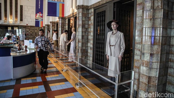 Bermain Sambil Belajar, Siswa Nikmati Wisata Edukatif di Museum BI Kegiatan belajar para siswa dari berbagai sekolah di Jakarta terasa berbeda pada Selasa (28/10/2025). Mereka diajak keluar kelas untuk mengikuti kunjungan edukatif ke Museum Bank Indonesia (BI) di kawasan Kota Tua, Jakarta Barat. Sejak pagi, para pelajar tampak antusias berbaris rapi di halaman museum sambil mendengarkan arahan dari guru pendamping dan pemandu wisata.