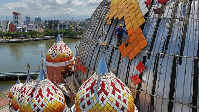 Pekerja menyelesaikan rehabilitasi atap Masjid 99 Kubah di kawasan Center Point of Indonesia (CPI), Makassar, Sulawesi Selatan, Selasa (28/10/2025). Pemprov Sulsel merehabilitasi Masjid 99 Kubah Makassar setelah Dewan Kemakmuran Masjid (DKM) mengidentifikasi sejumlah kerusakan dengan tujuan memperbaiki bangunan agar tetap terawat serta mempertahankan fungsinya sebagai tempat ibadah dan destinasi wisata religi populer dikotaitu. ANTARA FOTO/Hasrul Said