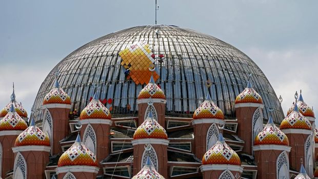 Biar Makin Kinclong, Masjid 99 Kubah Makassar Dipoles Lagi Pekerja menyelesaikan rehabilitasi atap Masjid 99 Kubah di kawasan Center Point of Indonesia (CPI), Makassar, Sulawesi Selatan, Selasa (28/10/2025). Pemprov Sulsel merehabilitasi Masjid 99 Kubah Makassar setelah Dewan Kemakmuran Masjid (DKM) mengidentifikasi sejumlah kerusakan dengan tujuan memperbaiki bangunan agar tetap terawat serta mempertahankan fungsinya sebagai tempat ibadah dan destinasi wisata religi populer dikotaitu. ANTARA FOTO/Hasrul Said