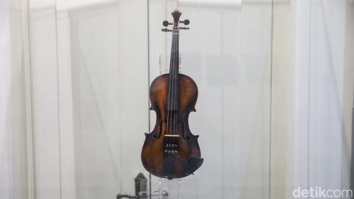 Biola asli milik W.R. Supratman di Museum Sumpah Pemuda Biola asli milik W.R. Supratman di Museum Sumpah Pemuda