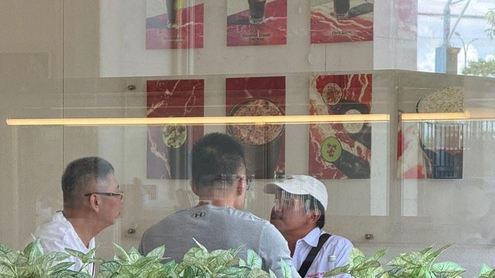 Bos perusahaan lampu inisial D akan laporkan balik kakaknya terkait tuduhan penggelapan. Bos perusahaan lampu inisial D akan laporkan balik kakaknya terkait tuduhan penggelapan.