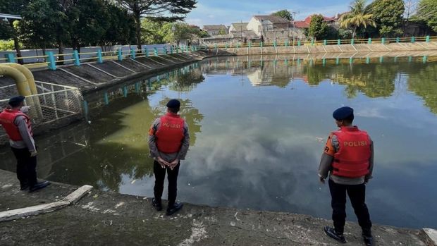 Brimob Polda Metro Jaya gelar apel siaga dan patroli SAR hadapi potensi banjir Jakarta. Brimob Polda Metro Jaya gelar apel siaga dan patroli SAR hadapi potensi banjir Jakarta.