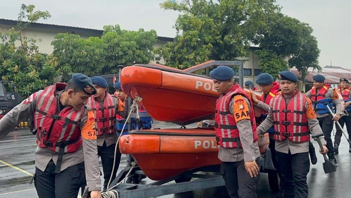 Brimob Polda Metro Jaya gelar apel siaga dan patroli SAR hadapi potensi banjir Jakarta. Brimob Polda Metro Jaya gelar apel siaga dan patroli SAR hadapi potensi banjir Jakarta.