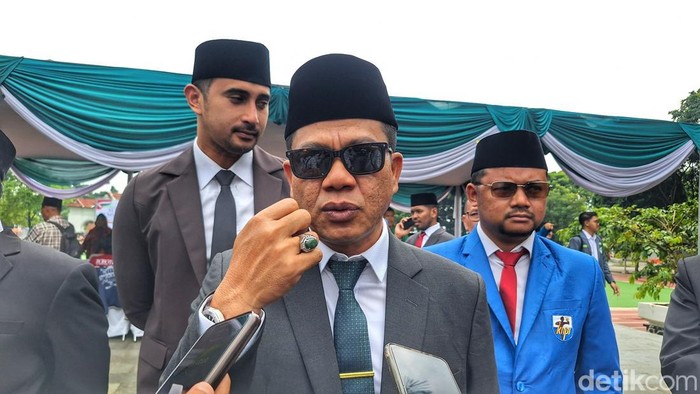 Bupati Bandung Dadang Supriatna, saat wawancara bersama awak media usai upacara peringatan sumpah pemuda, di Lapangan Upakarti, Soreang, Selasa (28/10/2025). Bupati Bandung Dadang Supriatna, saat wawancara bersama awak media usai upacara peringatan sumpah pemuda, di Lapangan Upakarti, Soreang, Selasa (28/10/2025).
