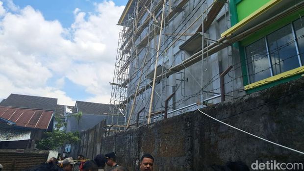 Buruh bangunan ditemukan tewas terjatuh di Gowa. Buruh bangunan ditemukan tewas terjatuh di Gowa.