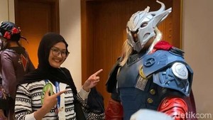 Karakter yang ketinggalan adalah Thor bertubuh raksasa dan juga palu-nya. Redaksi detikcom ikutan berpose bareng dengan cosplayer-nya nih, genks. Foto: Naitun/ detikcom