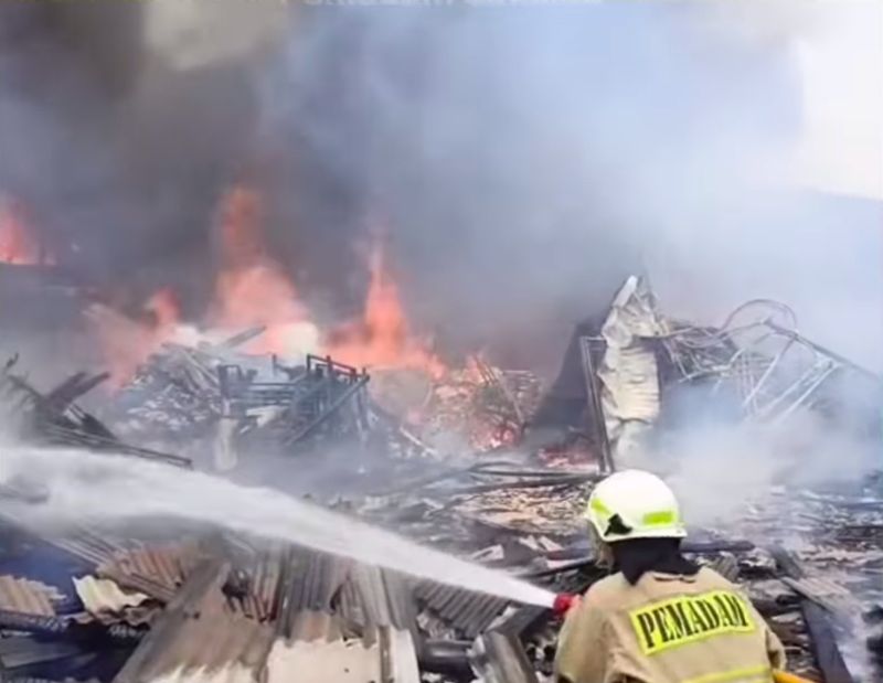 Damkar menginformasikan kebakaran di Makasar, Jakarta Timur melanda bangunan gudang dekorasi pesta. Kebakaran diduga akibat korsleting listrik. (dok Gulkarmat Jakarta)