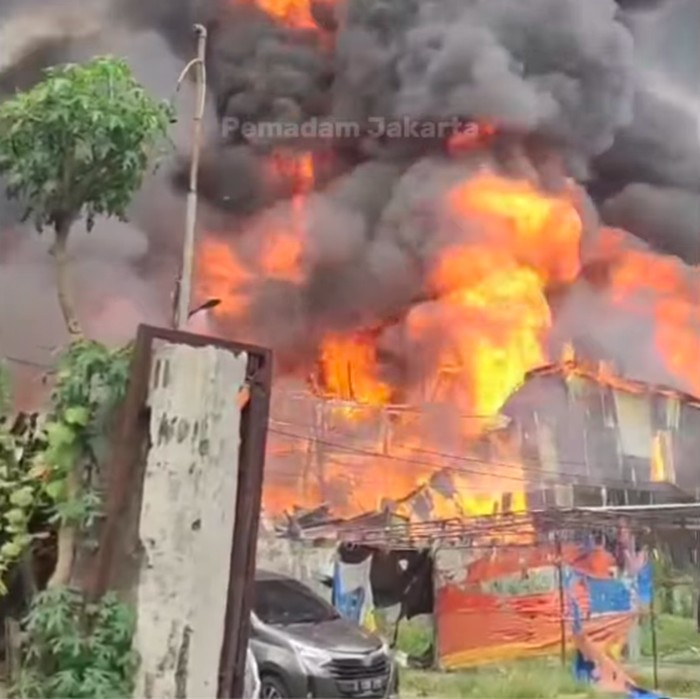 Damkar menginformasikan kebakaran di Makasar, Jakarta Timur melanda bangunan gudang dekorasi pesta. Kebakaran diduga akibat korsleting listrik. (dok Gulkarmat Jakarta) Damkar menginformasikan kebakaran di Makasar, Jakarta Timur melanda bangunan gudang dekorasi pesta. Kebakaran diduga akibat korsleting listrik. (dok Gulkarmat Jakarta)