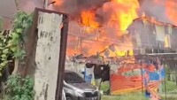 Kebakaran di Jaktim Hanguskan Gudang Dekorasi Pesta, Dipicu Korsleting Kebakaran di Jaktim Hanguskan Gudang Dekorasi Pesta, Dipicu Korsleting