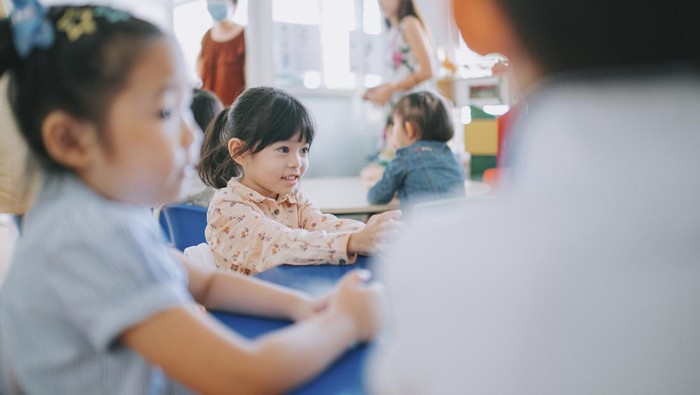 Dampak Positif Menitipkan Anak di Daycare untuk Tumbuh Kembangnya