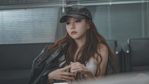 Lee Yul Eum memerankan Rena, seorang aktris terkenal yang dulunya idol. Diam-diam dia menyimpan rasa ke Yoon Joon Seo. Jalinan hubungan empat orang ini bikin rencana masing-masing jadi bentrok dan berantakan. Semua akan terkuak di Dear X yang tayang mulai 6 November. (Foto: dok. TVING)