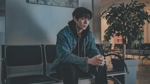 Kim Young Dae memerankan Yoon Joon Seo, seorang pria yang jatuh cinta pada Baek Jin Ah. Sejak masa sekolah, dia selalu mengutamakan si cewek. Tapi suatu kejadian bikin pandangannya berubah dan justru sekarang berniat menghancurkan si artis top. (Foto: dok. TVING)