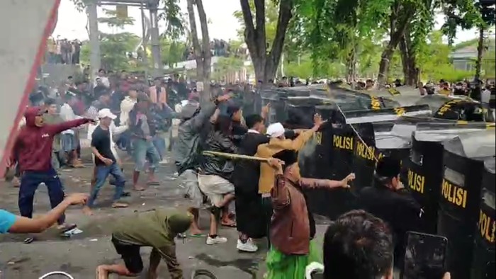 Demo Pilkades Sampang Bentrokan demo massa tuntut digelarnya Pilkades di Sampang dengan aparat