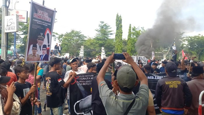 Demo tolak penundaan Pilkades di DPRD Sampang ricuh Demo tolak penundaan Pilkades di DPRD Sampang ricuh
