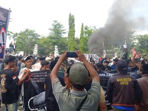 Demo Pilkades di Sampang Ricuh, Polisi Tembak 8 Kali Gas Air Mata