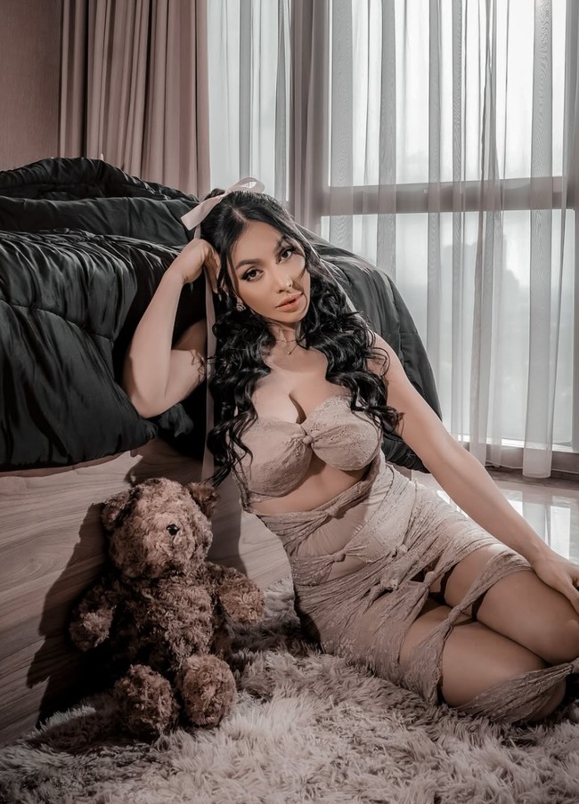 Setelah menjalani oplas Denada tampaknya semakin percaya diri memamerkan beragam gayanya di depan kamera. Kali ini wanita 46 tahun itu kembali memamerkan hasil pemotretannya mengenakan busana serba coklat. Foto: Instagram/@denadaindonesia