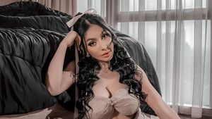 Gaya Seksi Denada Berbalut Bandage Style Cut Out Dress di Pemotretan Terbaru