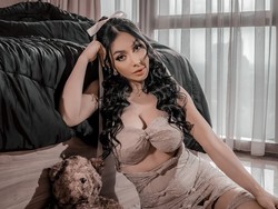 Gaya Seksi Denada Berbalut Bandage Style Cut Out Dress di Pemotretan Terbaru