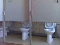 Toilet Ini Desainnya Nyeleneh Abis, Bikin Orang Garuk Kepala