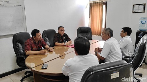 Dinsos Badung memanggil pengurus yayasan (kanan) terkait pencatutan nama instansi pada kotak dana punia di Puspem Badung, Selasa (28/10/2025). (Foto: Agus Eka/detikBali)