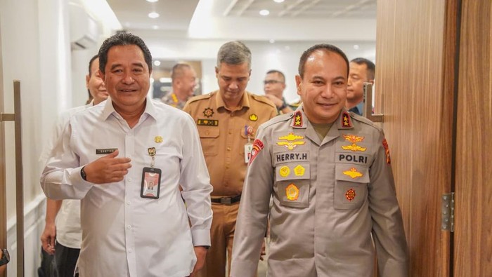 Direktur Jenderal Politik dan Pemerintahan Umum Kemendagri, Bahtiar, Direktur Jenderal Politik dan Pemerintahan Umum Kemendagri, Bahtiar dan Kapolda Riau Irjen Herry Heryawan.