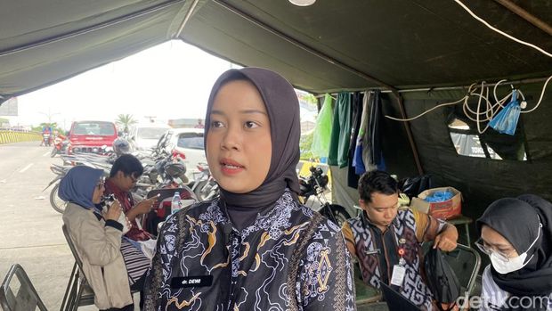 Dokter Rahayu Dokter Puskesmas Gayamsari, Rahayu Demi di Posko Kesehatan di Jalan Kaligawe Raya, Kelurahan Tambakrejo, Kecamatan Gayamsari, Kota Semarang, Selasa (28/10/2025).