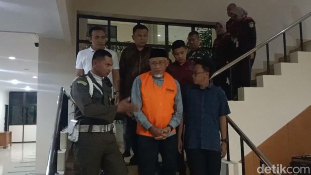 Eks Bupati Sleman, Sri Purnomo memakai baju tahanan saat digiring dari kantor Kejari Sleman menuju m Eks Bupati Sleman, Sri Purnomo memakai baju tahanan saat digiring dari kantor Kejari Sleman menuju mobil tahanan, Selasa (28/10/2025)